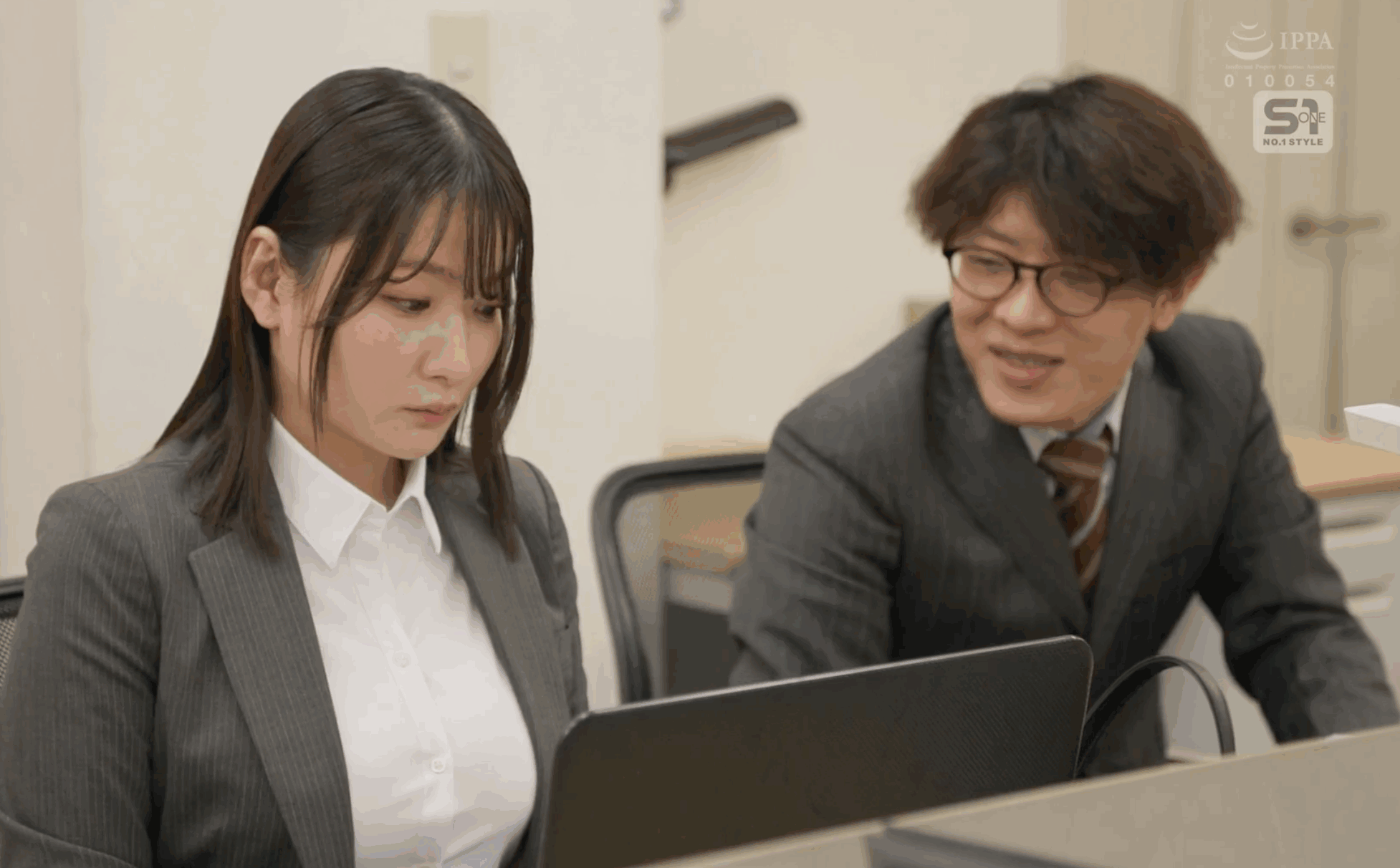 SONE-815 スケベに実った乳デカ不動産レディが俺のゴミ屋敷に訪問してきた