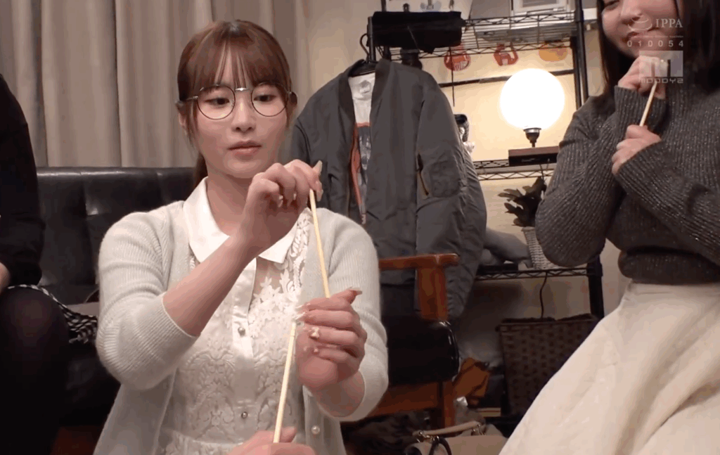 MIDA-260 JAV 同窓会2次会の王様ゲームで急接近した大人しそうな隠れ淫乱地味メガネ娘とシングルベッド相部屋！1泊2日のお泊まり命令で何度も中出しヤリまくった…！