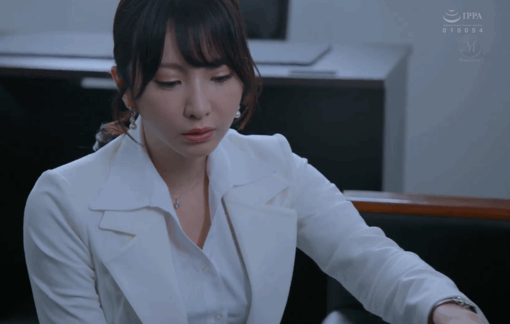 JUR-422 人妻秘書、汗と接吻に満ちた社長室中出し性交 最初で最高の秘書、ここに誕生―。 新妻ゆうか