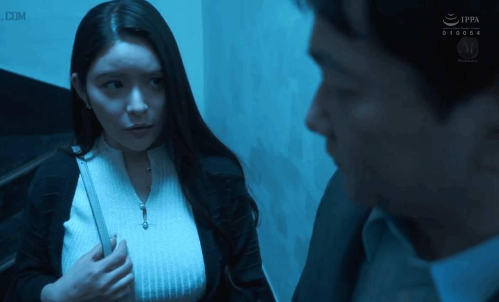 JUR-484 ハプニングバー人妻NTR 「あなたのためよ…」と言っていた妻がいつしか群がる男たちに夢中になっていた。 めぐり 乃木絢愛