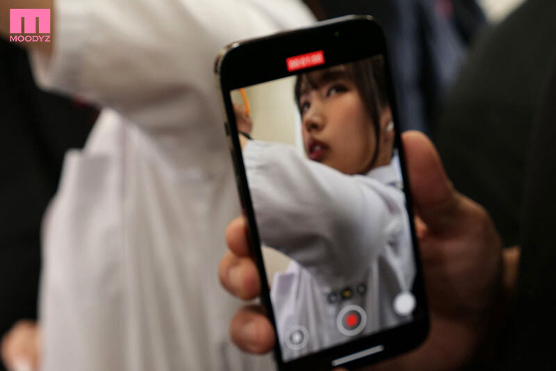 MNGS-025通学中、大っ嫌いな中年親父に1年間痴●チクビ開発されて…今日もチクイキさせて欲しい…って疼いています。 新井リマ