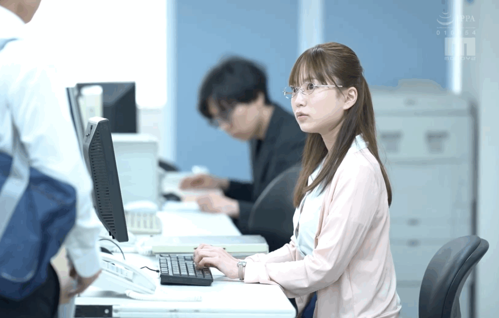 MIDA-352地味メガネな天宮先生が豹変。放課後から朝まで何度も生ハメ発情セックスしてしまった女教師中出し性欲モンスターな天宮先生とボク…。 天宮花南