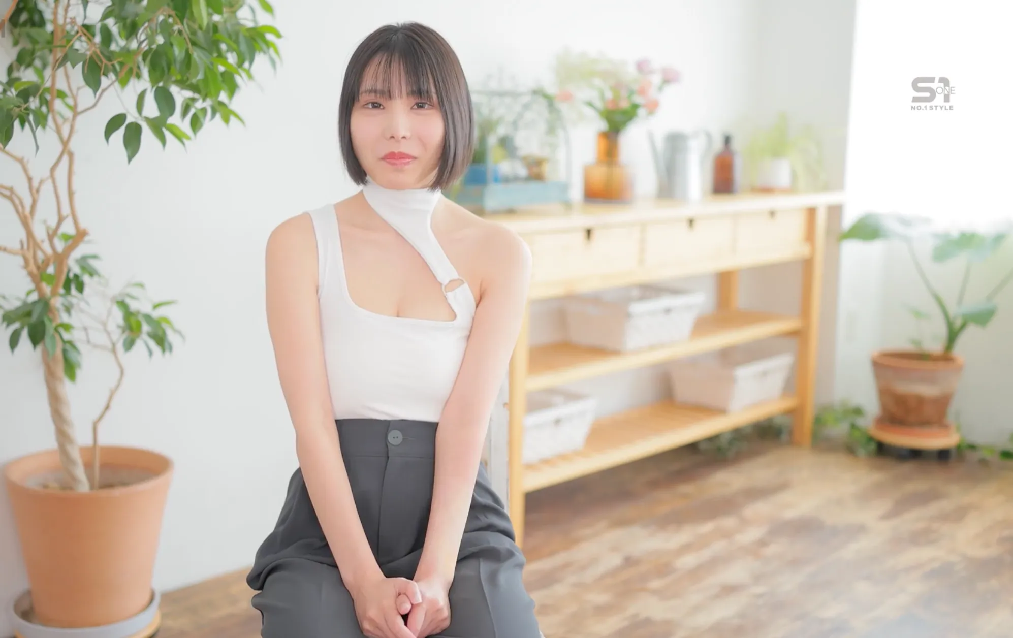 SNOS-054 黒髪ボブのくびれグラドル Soaはどうやら変質おやじに体のパーツの隅々までめちゃくちゃに舐め犯●れたいらしい。