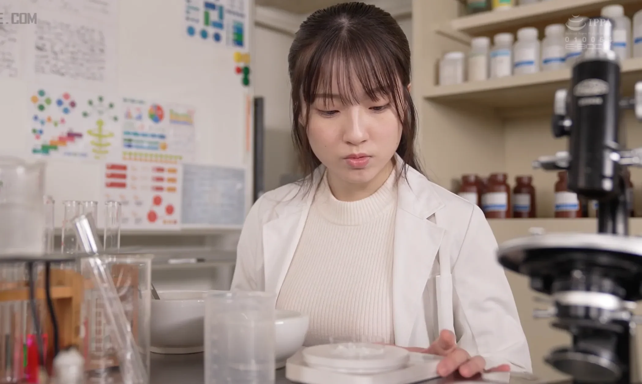 EBWH-319 純白いたいけ巨乳薬学生、新薬研究中にできてしまった老教授のキモチイイおクスリで… 年季入りの古ペニスに染まっちゃった。 