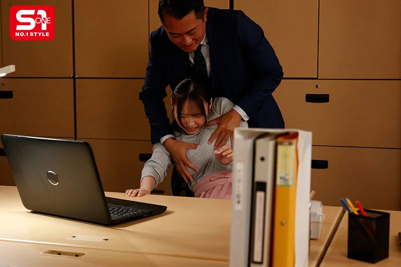 SNOS-193 中小企業に入社したプリプリデカ乳OLが ボロッボロになるまで全オトコ社員に数珠つなぎレ●プ 小日向みゆう